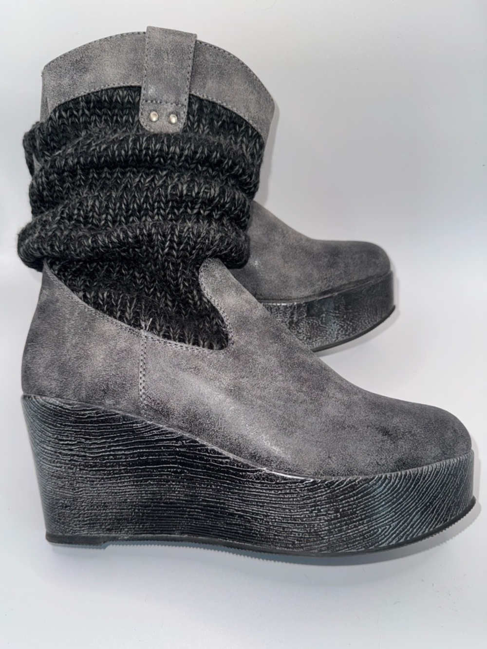 Muk Luks Gray Platform Wedge Booties 🖤 Knit Cuff Cozy Chic Size 7